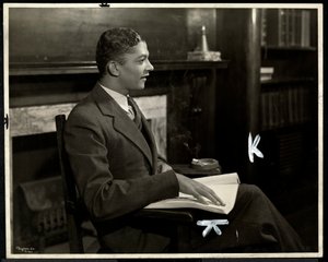 ニューヨーク盲人協会で点字を読んでいる盲目のアフリカ系アメリカ人男性の肖像画、1935年、ニューヨーク、111 East 59th Street、1935（銀ゼラチンプリント）